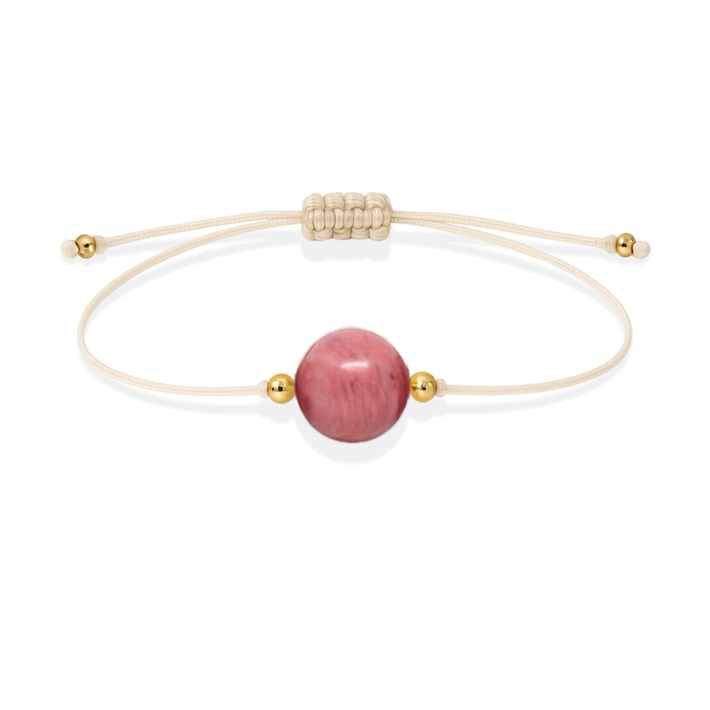 Pulsera de rodonita natural con hilo color hueso y balines en oro de 18 quilates.