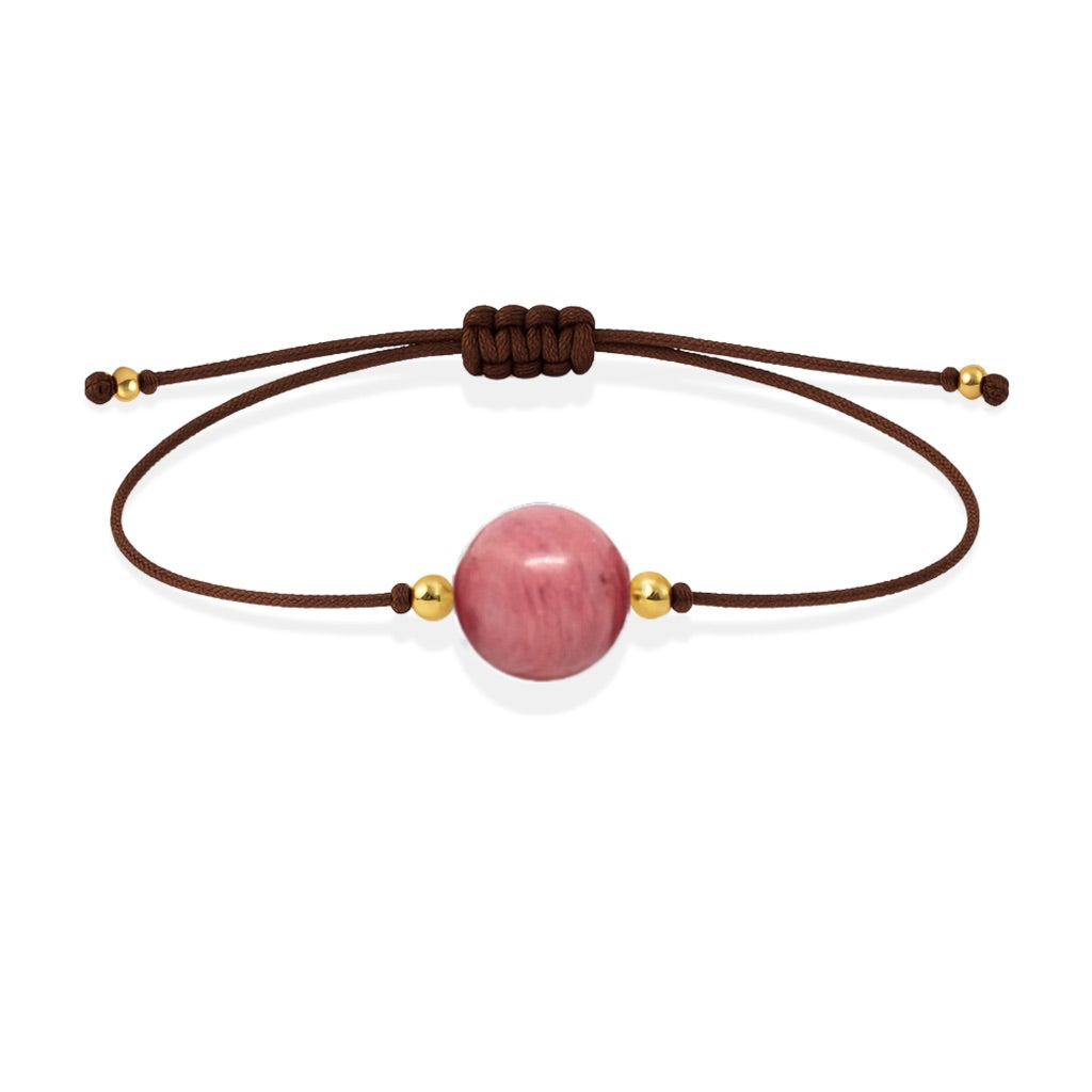 Pulsera de rodonita natural con hilo marrón y balines en oro de 18 quilates.