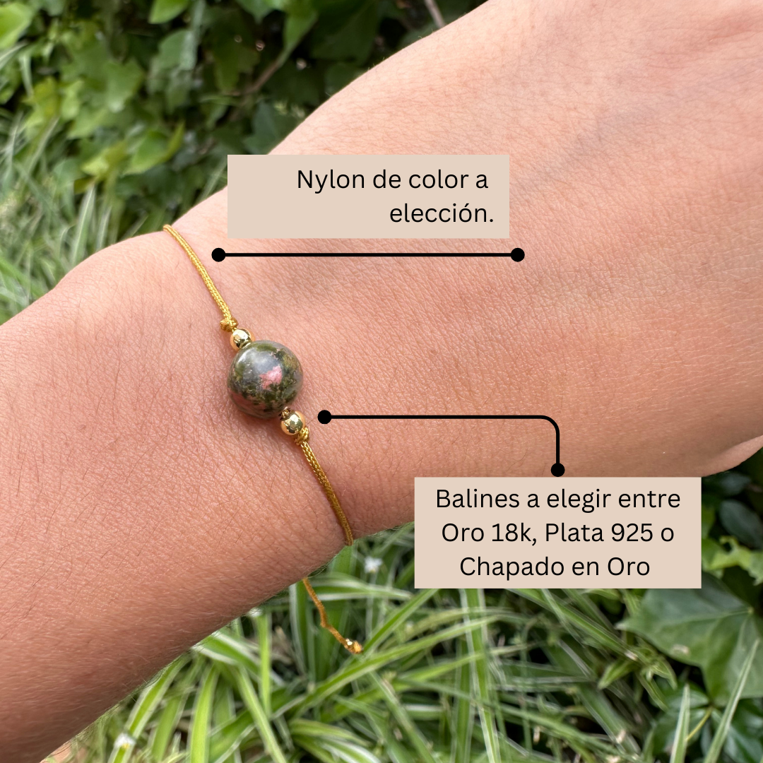 Pulsera de Unakita natural en muñeca – joyería artesanal con propiedades de sanación y equilibrio