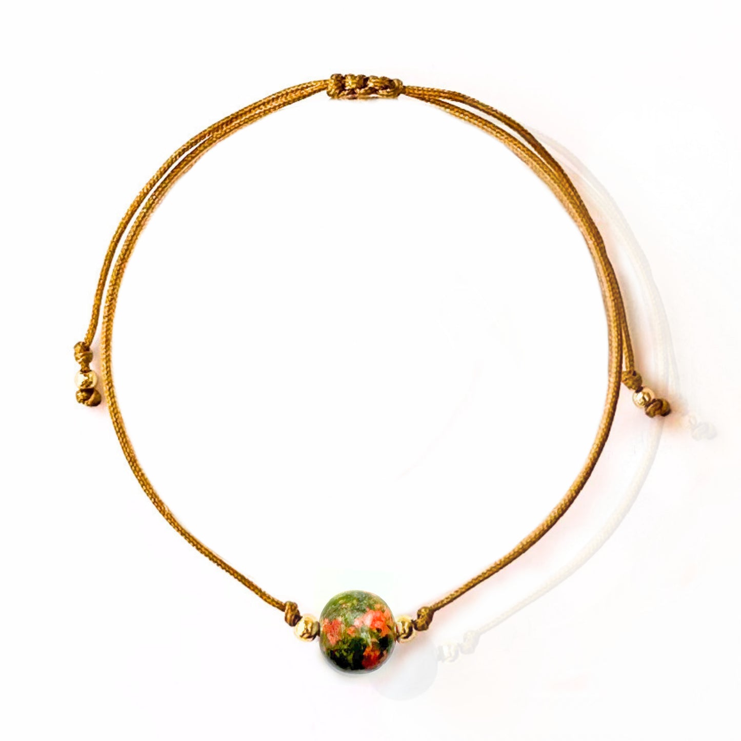 Vista superior de pulsera de Unakita – diseño ajustable hecho a mano con balines en oro o plata